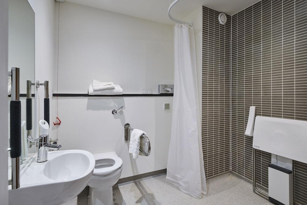 HOLIDAY INN LEEDS GARFORTH — 7