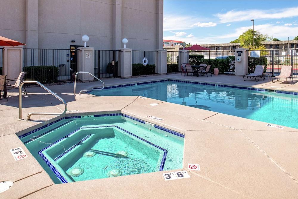 Hampton Inn Albuquerque University-Midtown — 10