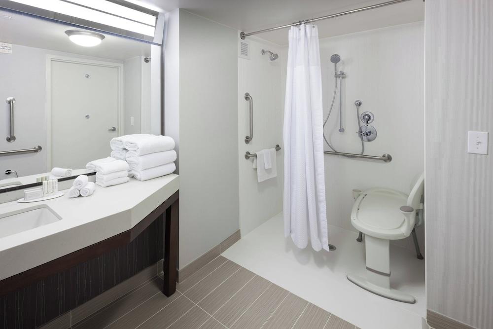 Courtyard By Marriott Alexandria Old Town/Southwest — 10