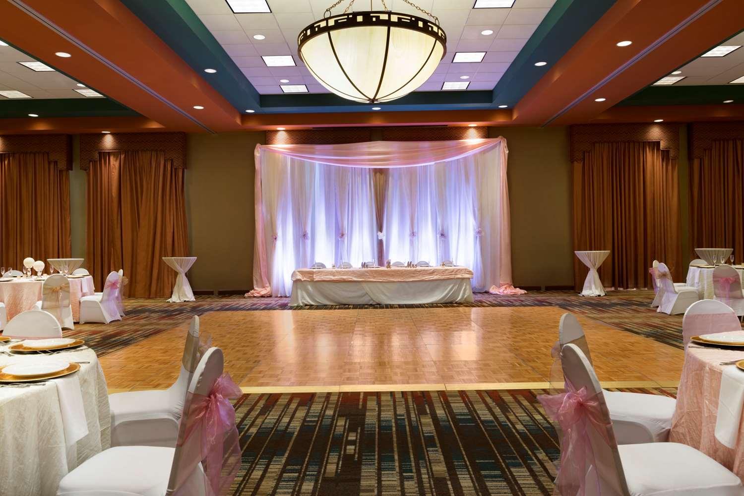 Embassy Suites by Hilton Albuquerque — 10