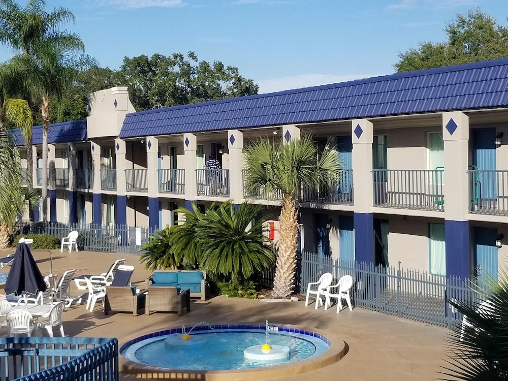 Clarion Inn and Suites Central Clearwater Beach FL — 4
