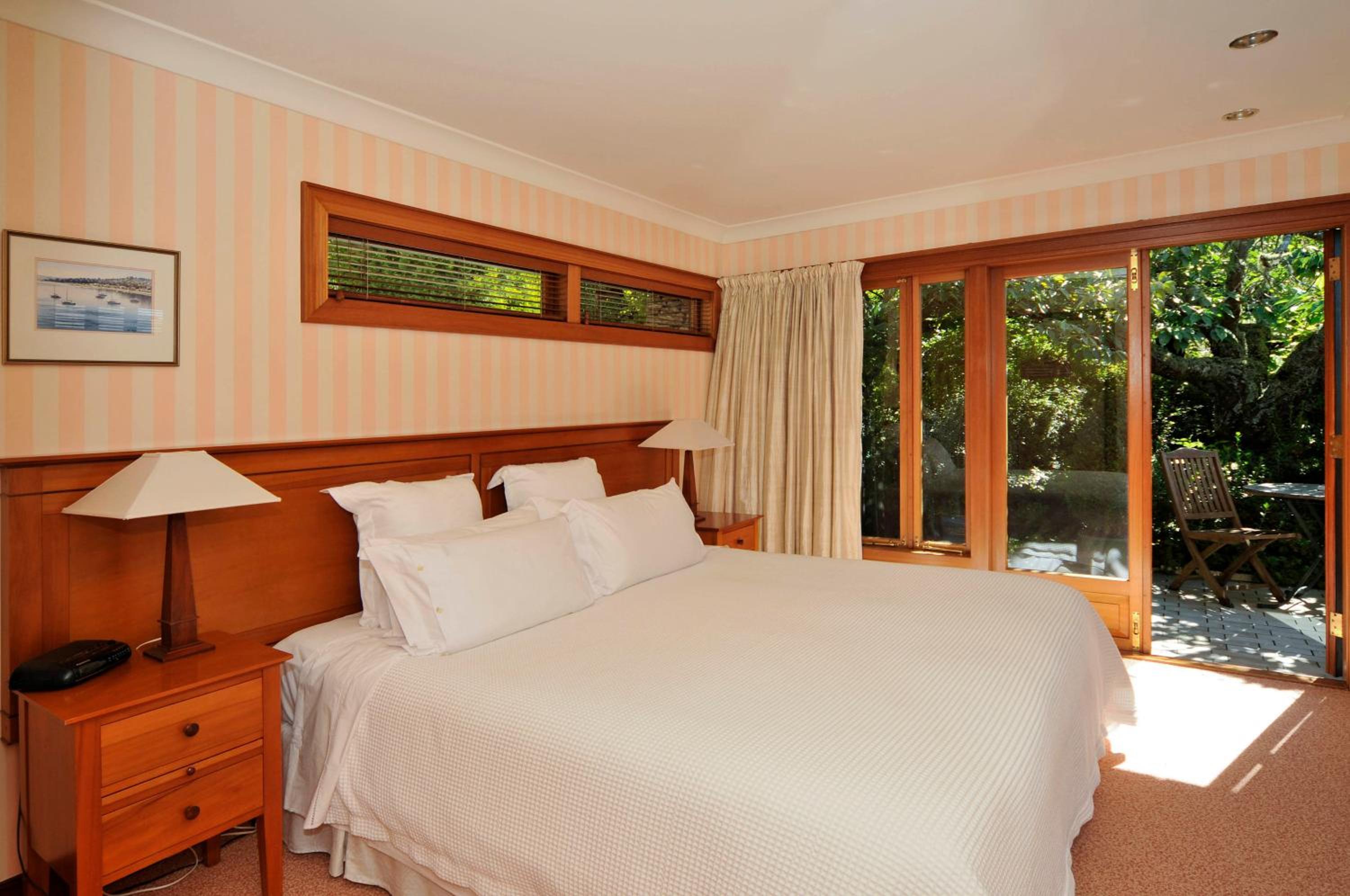 LAKE TAUPO LODGE 91699 — 10