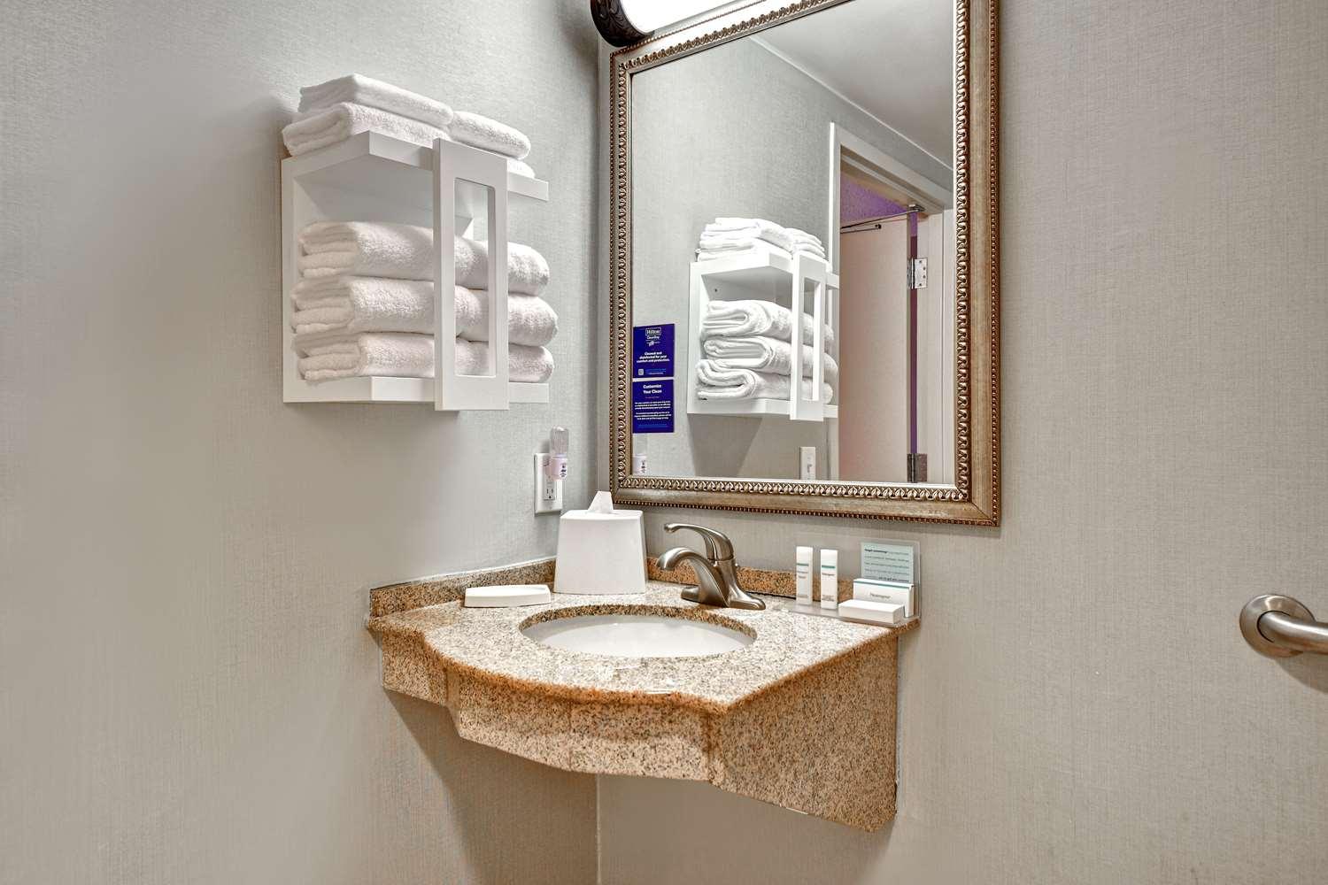 Hampton Inn & Suites Alexandria Old Town Area South — 8