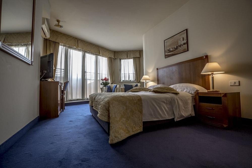 OPERA HOTEL 93196 — 6