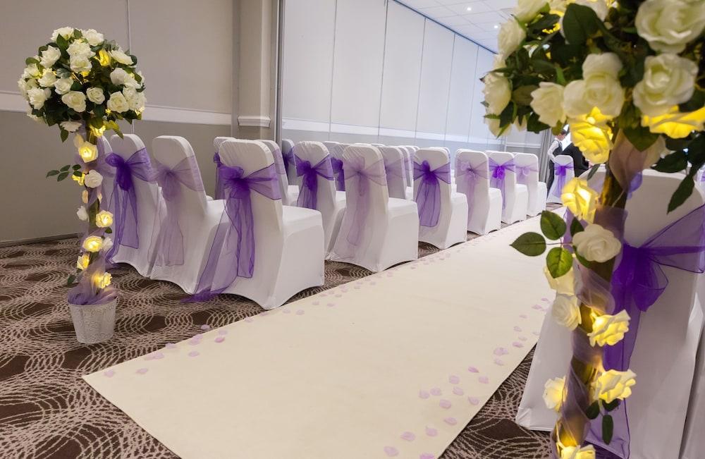 HOLIDAY INN LEEDS GARFORTH — 6