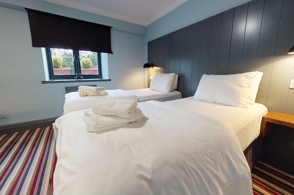 Village Urban Resort Manchester Cheadle — 8