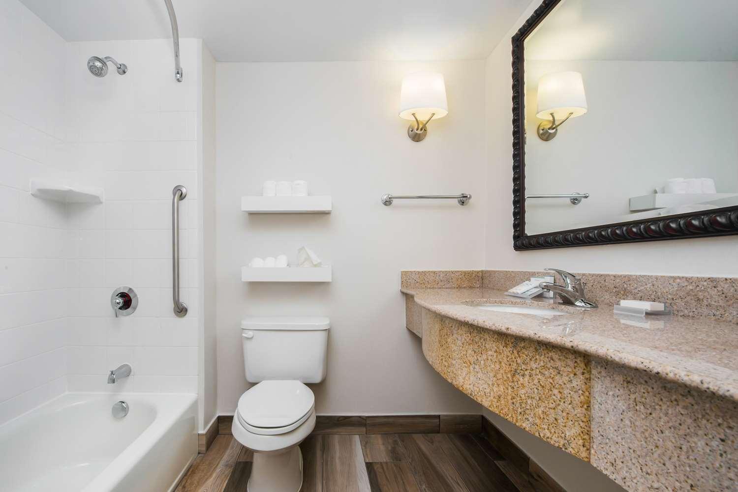 Hilton Garden Inn Charlottesville — 3