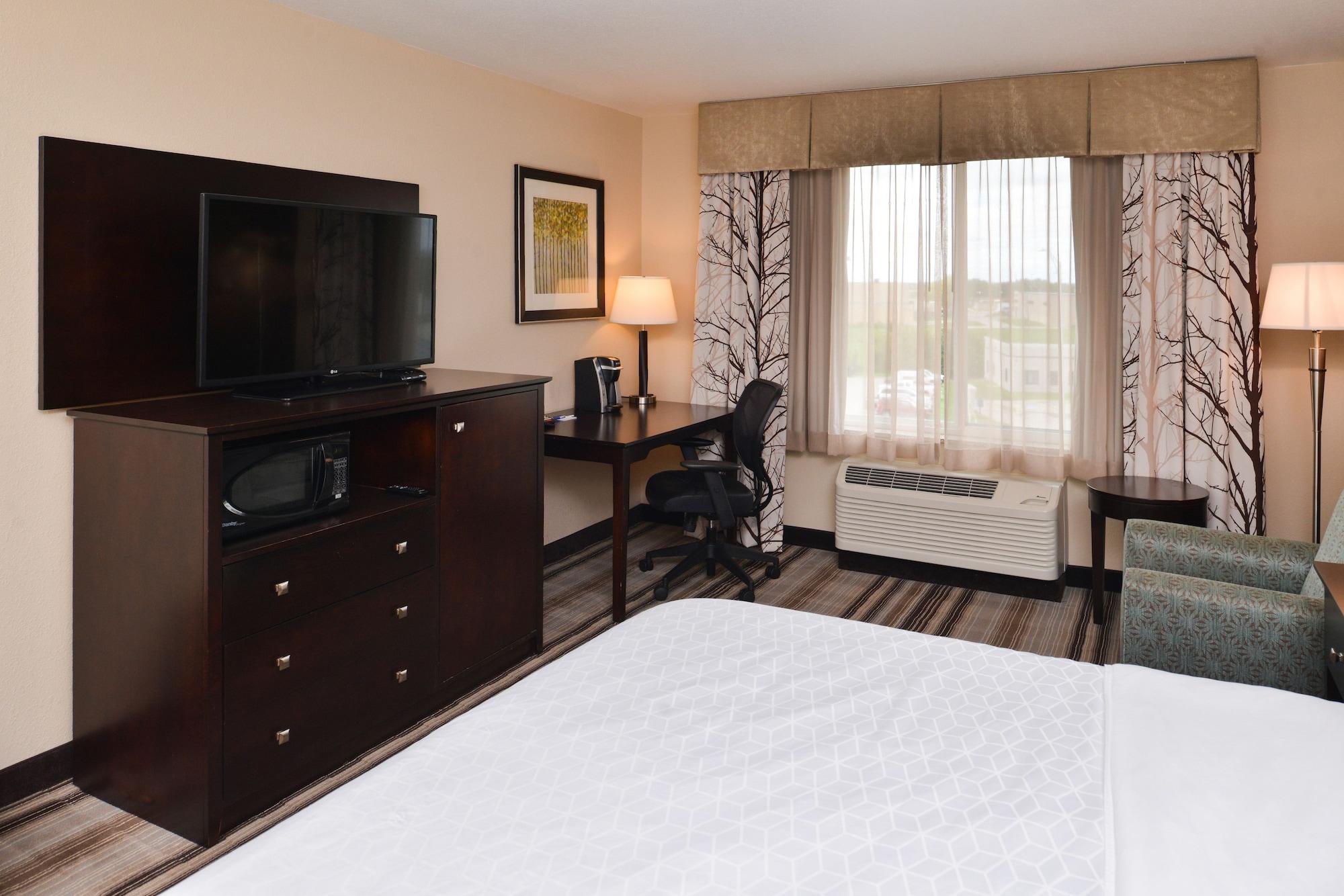 HOLIDAY INN EXPRESS HOTEL AND SUITES EMPORIA NORTHWEST — 8