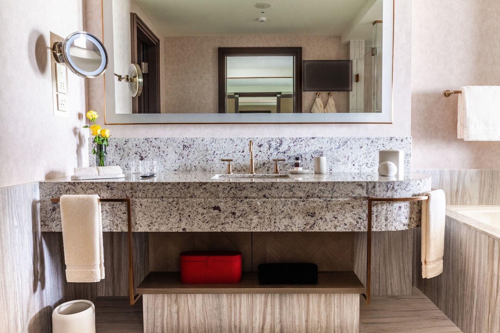 Four Seasons Hotel Riyadh at Kingdom Centre 22174
