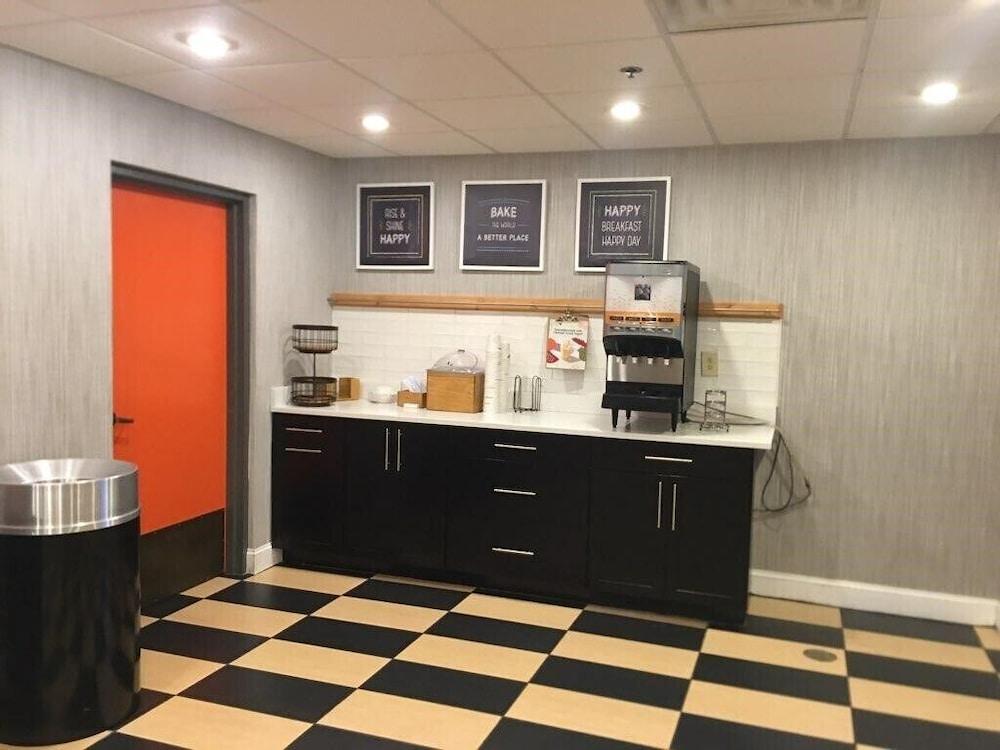 Holiday Inn Express Newark Airport – Elizabeth — 4