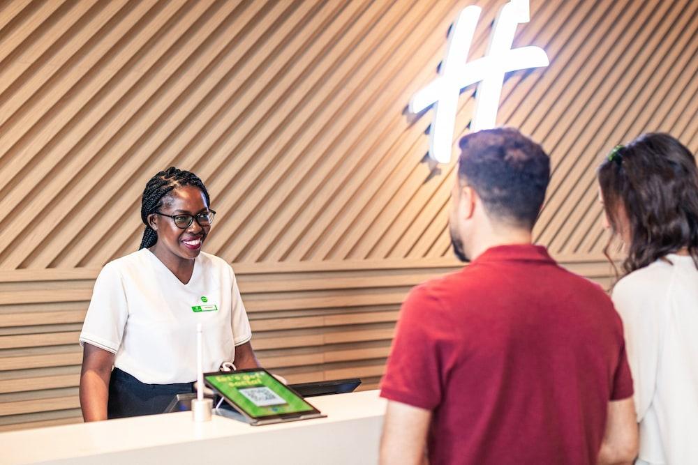 Holiday Inn & Suites Dubai Science Park — 8