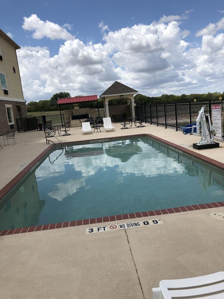 Comfort Inn & Suites Gatesville — 8