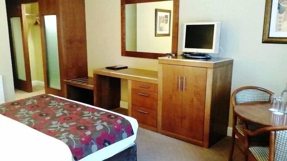 HAMLET COURT HOTEL 97549 — 8