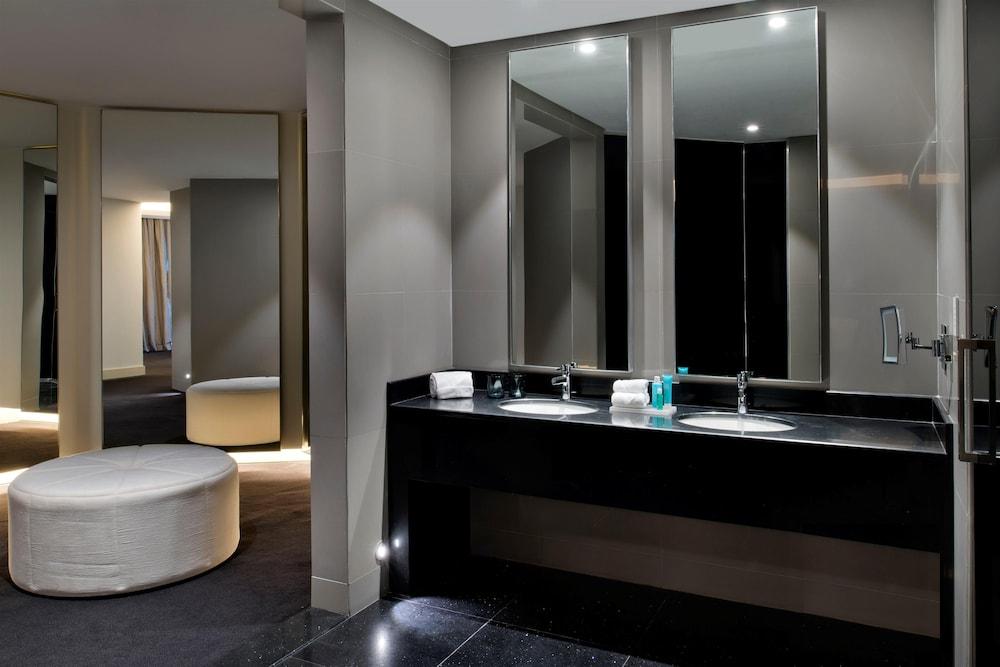 V Hotel Dubai Curio Collection By Hilton — 4