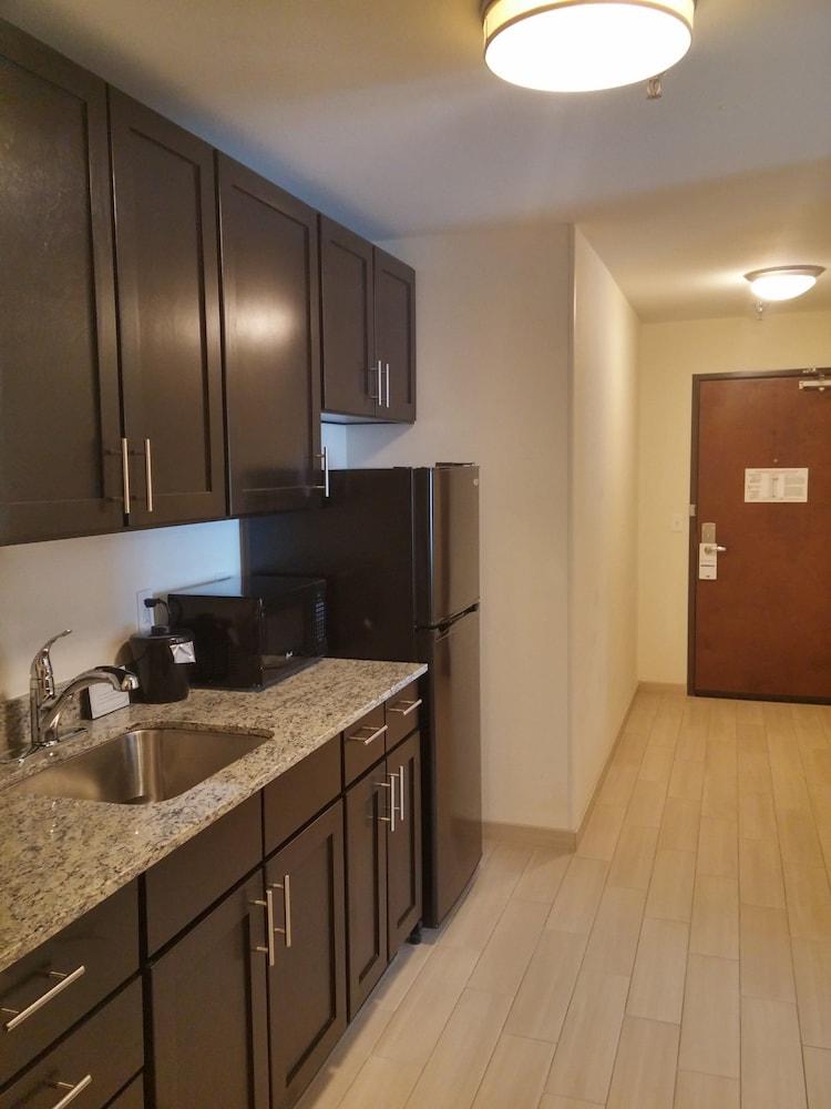 Holiday Inn Express and Suites Denver West - Golden — 7