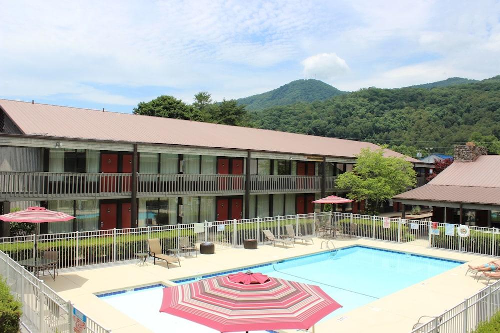 GREAT SMOKIES INN CHEROKEE — 2