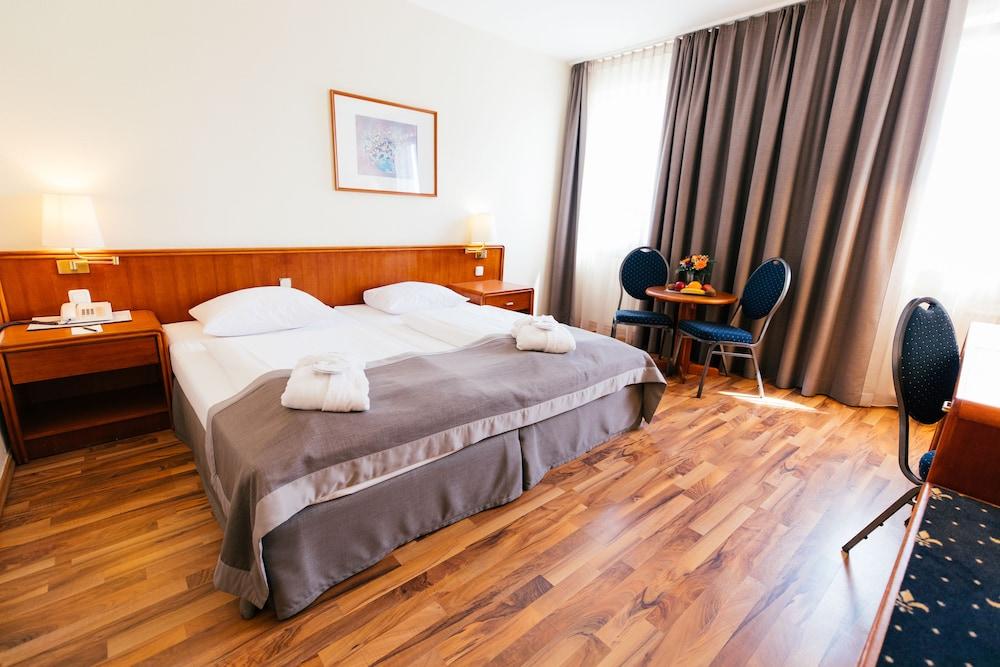 HOTEL EXCELSIOR 8174 — 5