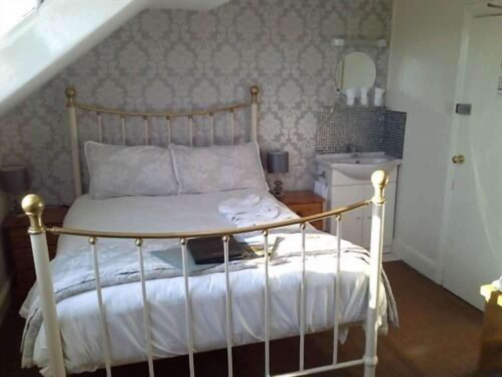 Ellerbrook House — 10