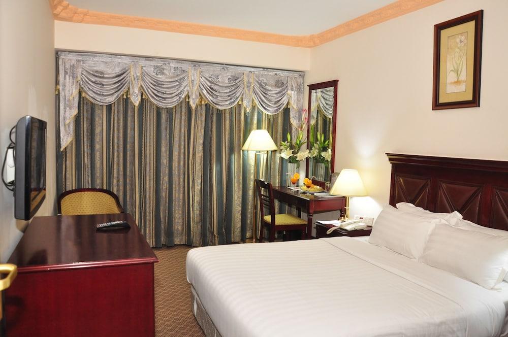 HOTEL SWEET DREAM — 9
