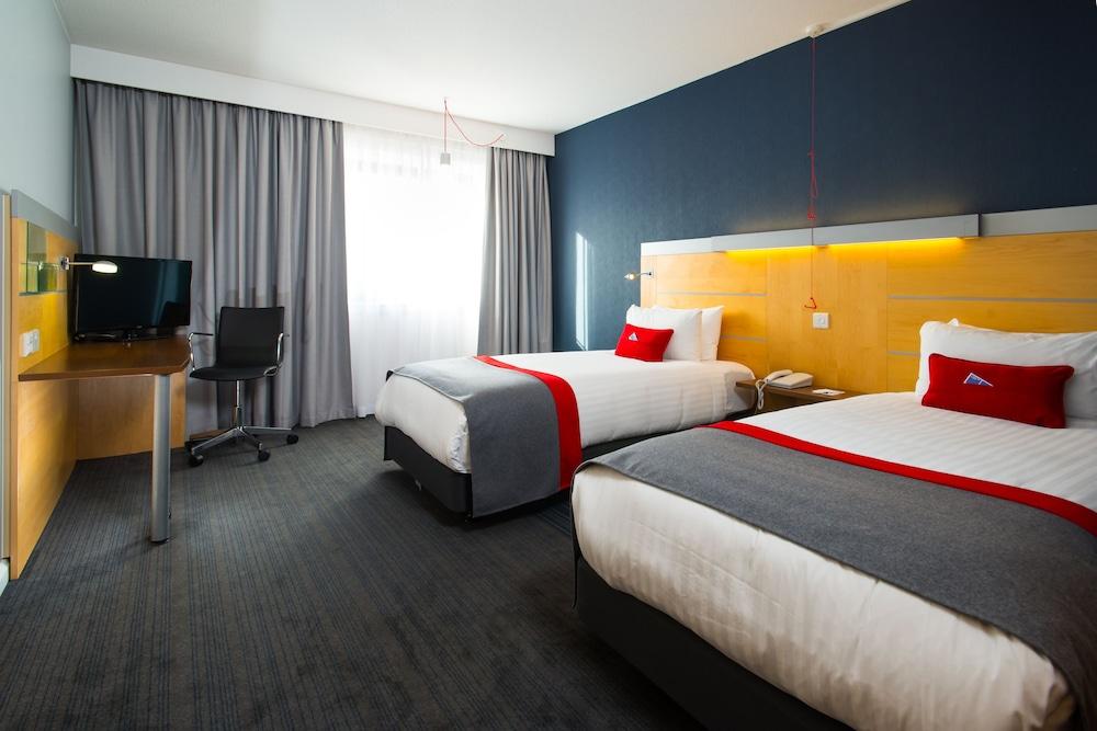 EXPRESS BY HOLIDAY INN CAMBRIDGE — 10