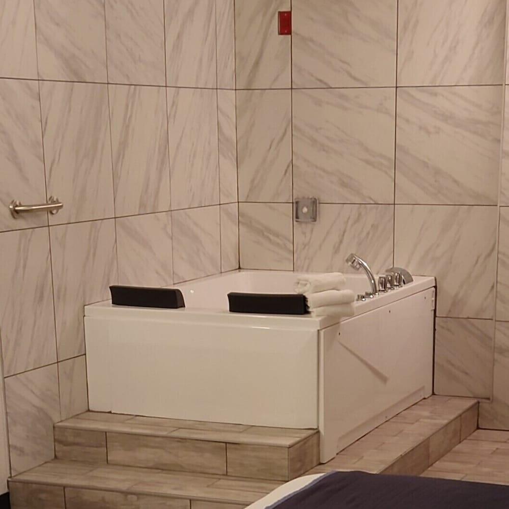 Reagan Resorts Inn — 8