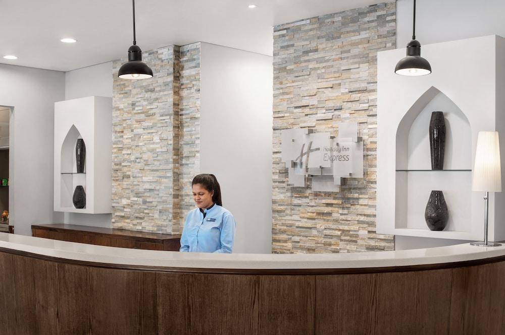 Holiday Inn Express Dubai Safa Park — 10