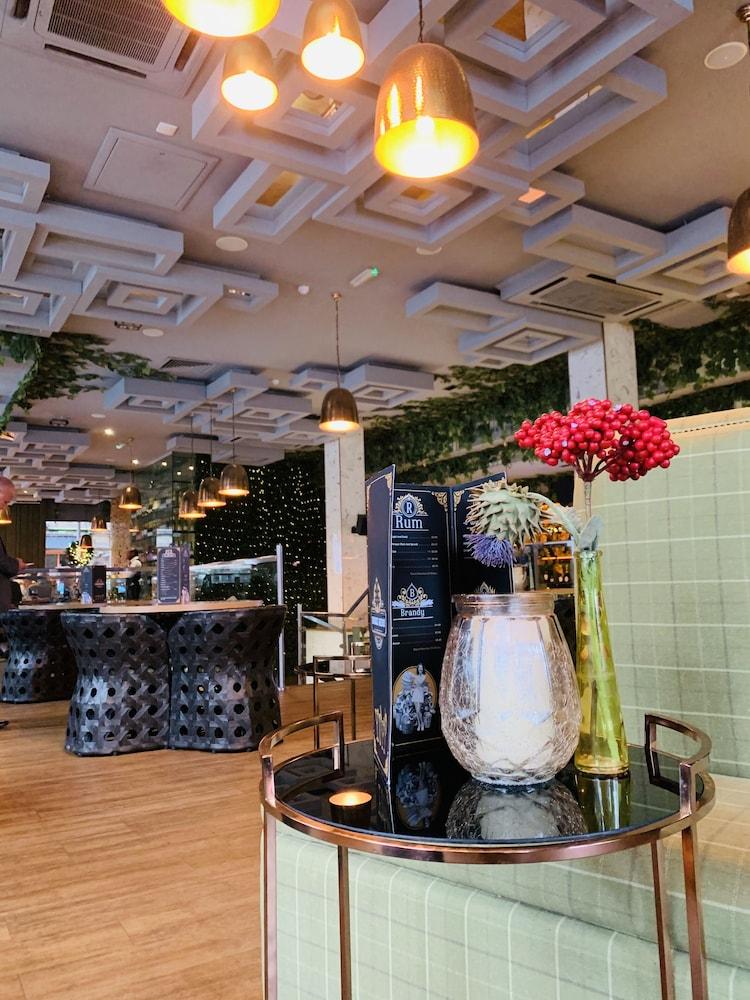 Sir Thomas Hotel — 9
