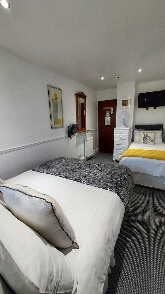Rock Dene Hotel - Guest House — 10