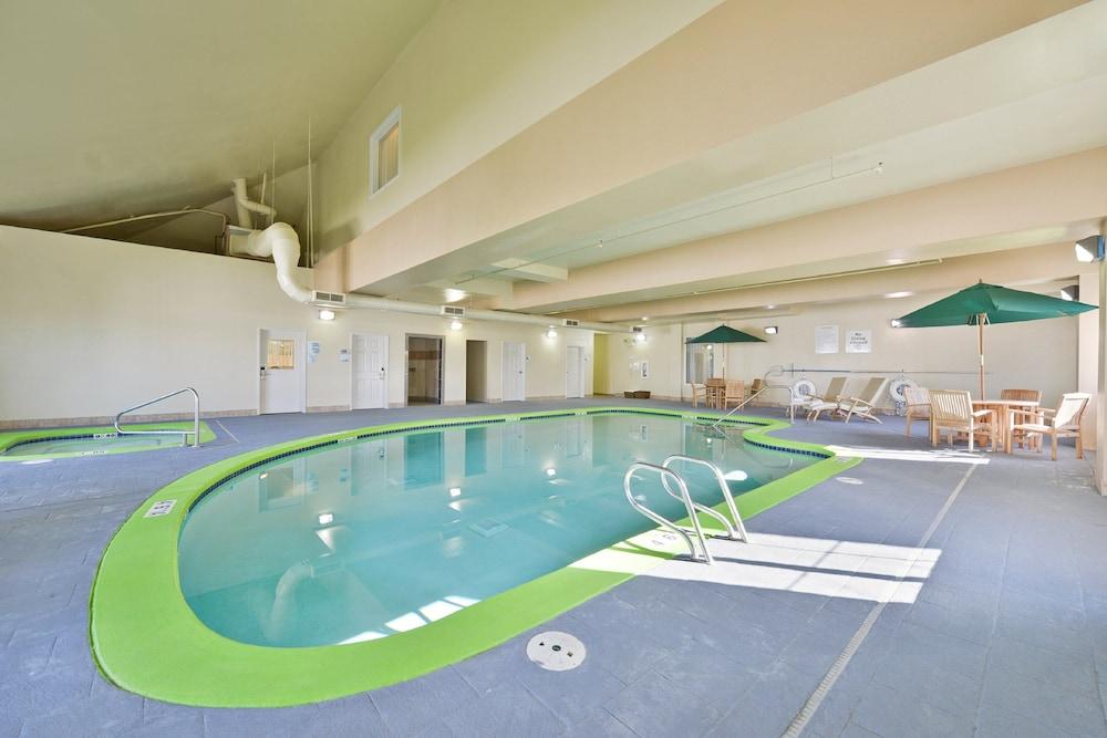 Holiday Inn Express and Suites Tacoma South Lakewood, an IHG Hotel — 3