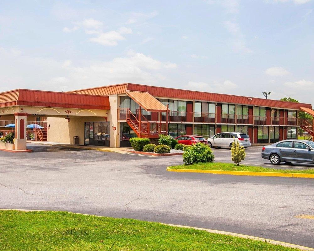 Econo Lodge Dyersburg I-155 — 4