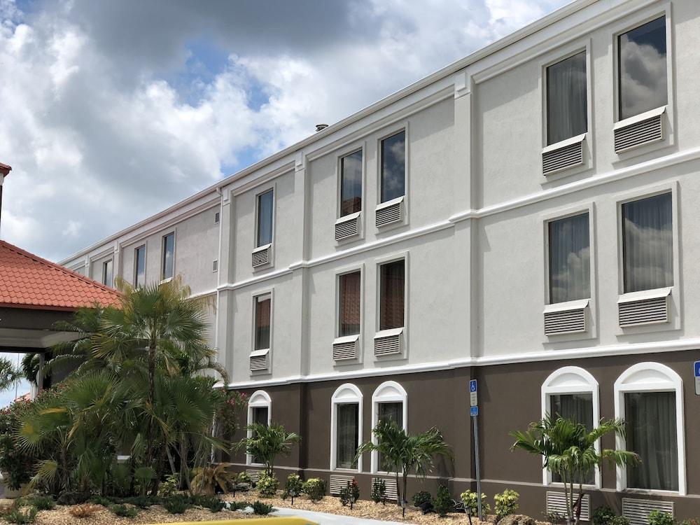 Best Western Plus Bradenton Hotel & Suites — 4