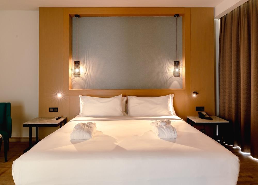 Occidental Sharjah Grand — 8