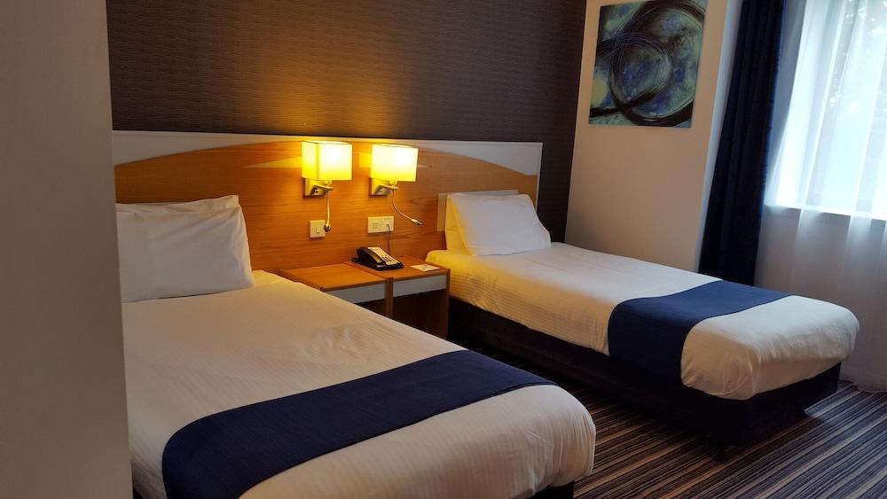 EXPRESS BY HOLIDAY INN CASTLE BROMWICH — 7