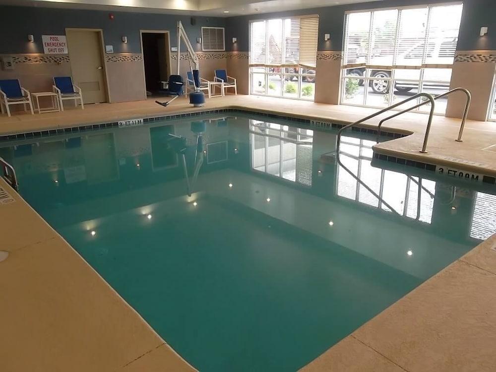 Holiday Inn Express Hotel &amp; Suites GOLDSBORO - BASE AREA — 3