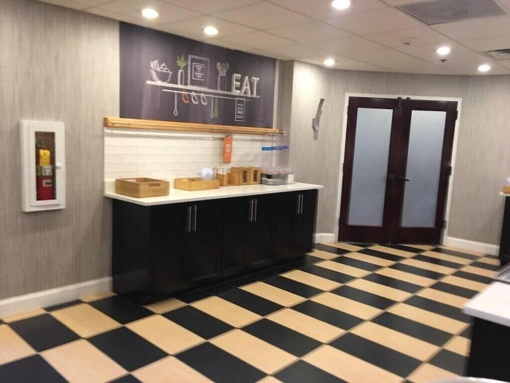 Holiday Inn Express Newark Airport – Elizabeth — 7