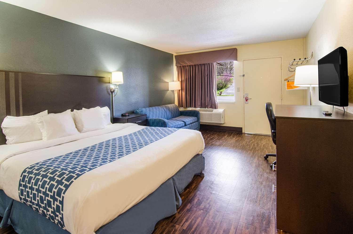 Econo Lodge Near Motor Speedway — 7