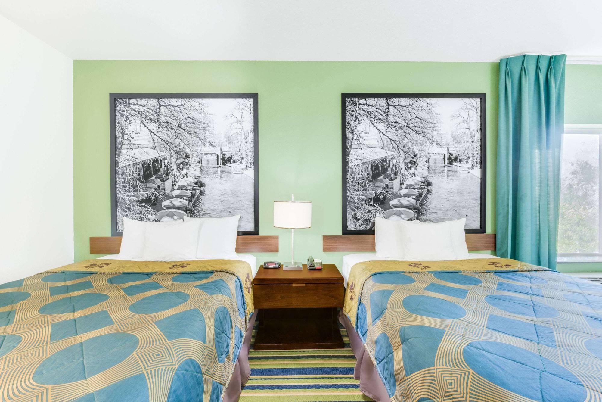 Super 8 by Wyndham Cotulla TX — 10