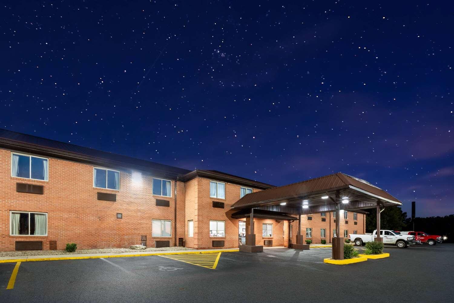 Super 8 By Wyndham Fairmont, WV — 9