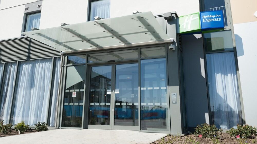 Holiday Inn Express Aberdeen Airport — 4