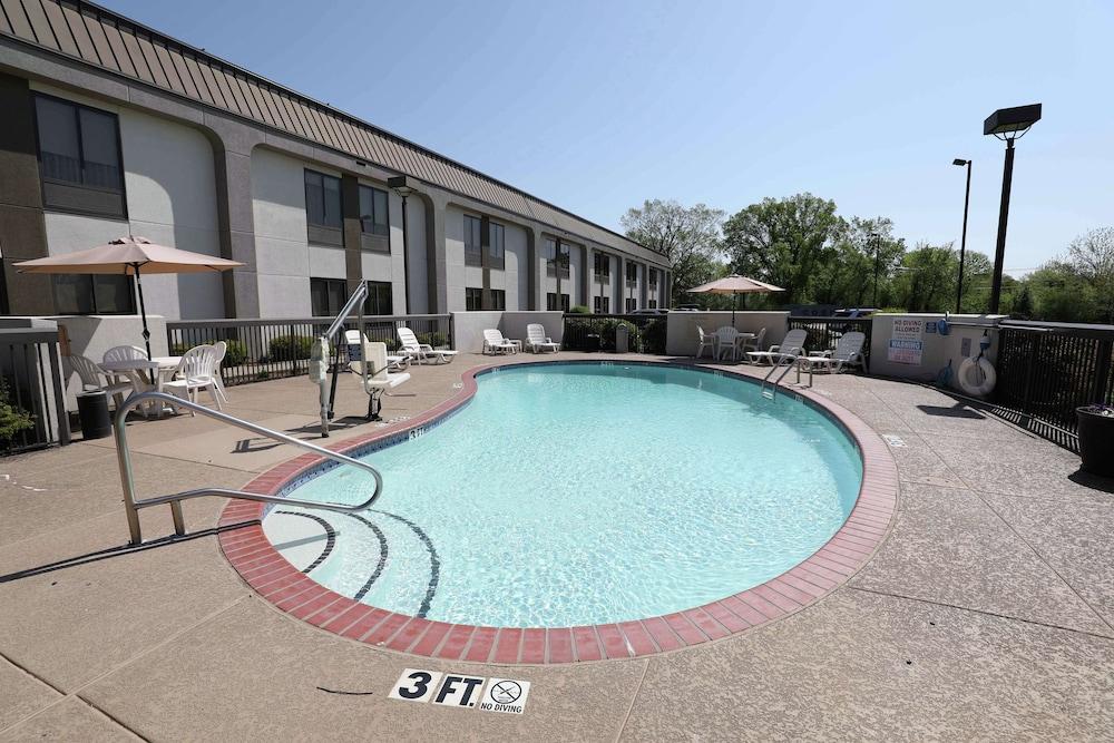 Hampton Inn Dyersburg — 7