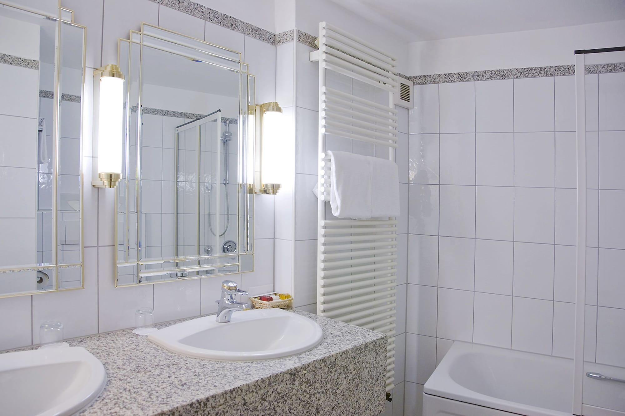 HOTEL MONOPOL 8224 — 9