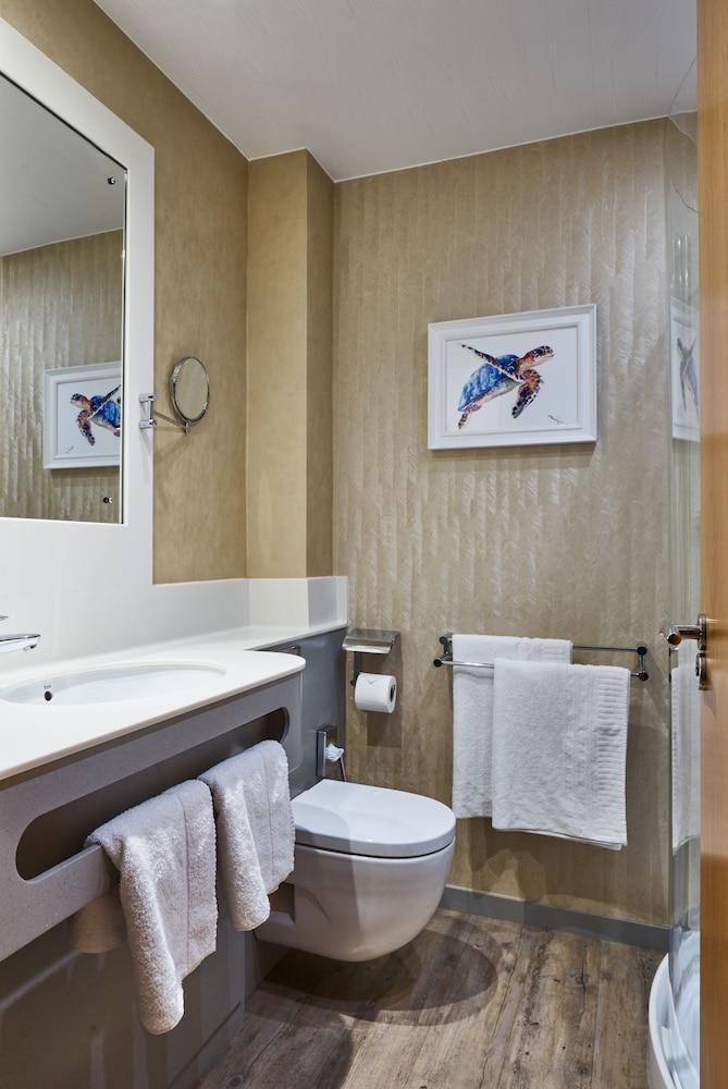 FAIRLAWNS HOTEL AND SPA — 9
