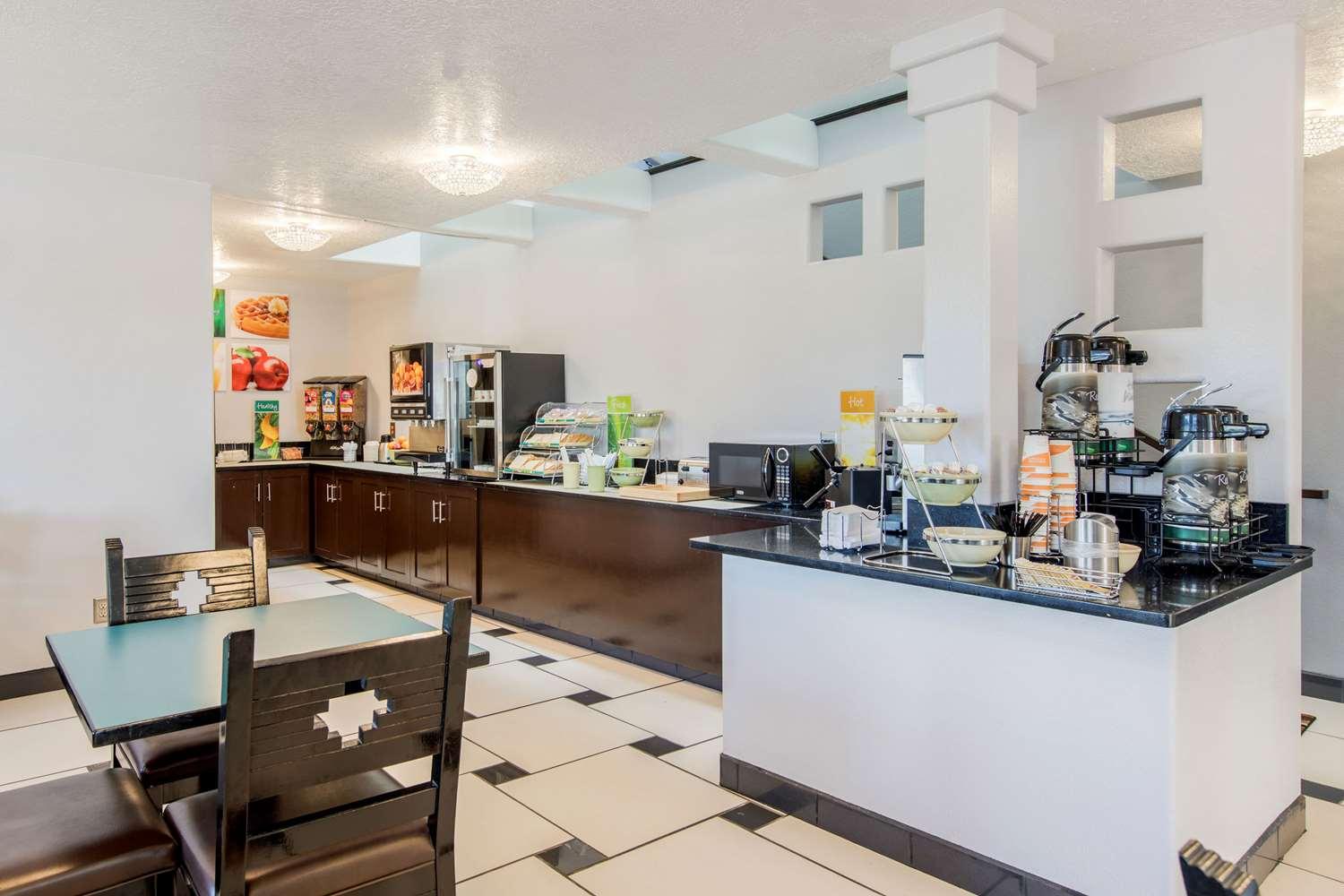 Quality Inn & Suites Albuquerque North Near Balloon Fiesta Park — 7