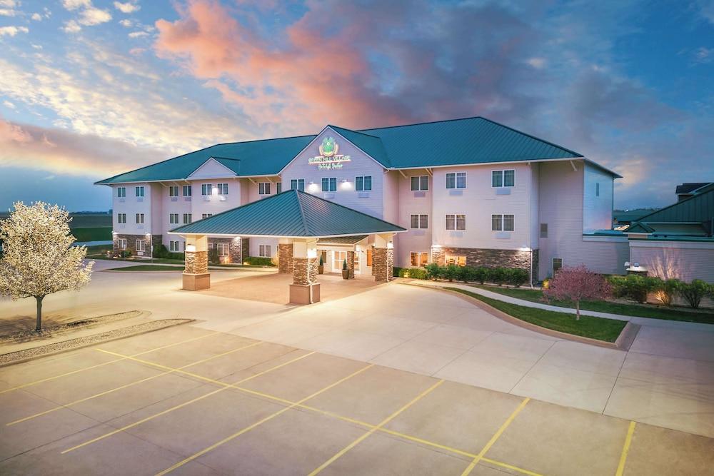Green Mill Village Hotel & Suites, BW Signature Collection — 4