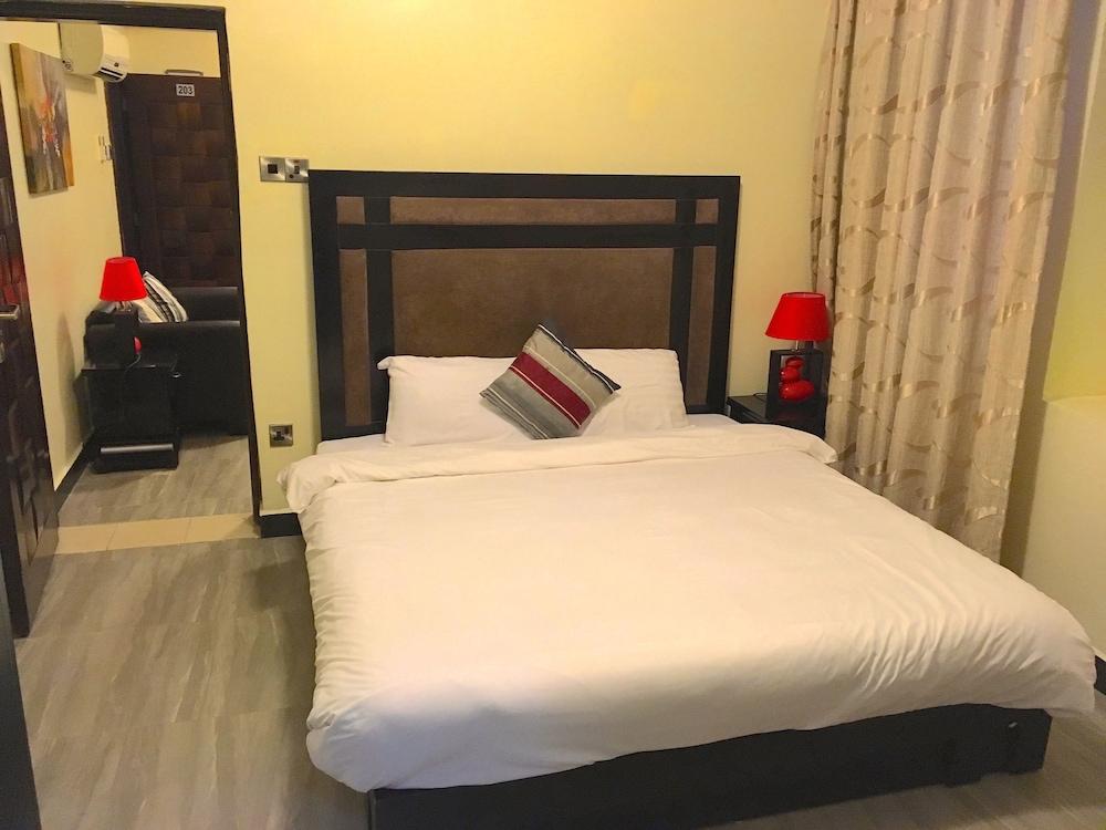 New Avon Hotel — 10
