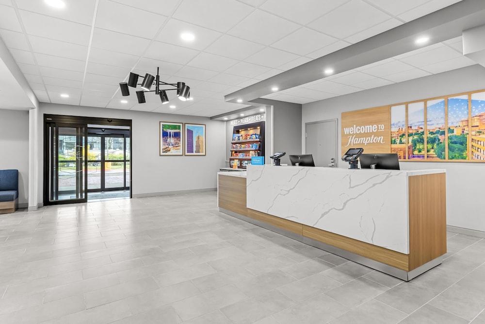 Hampton Inn Akron-Fairlawn — 9