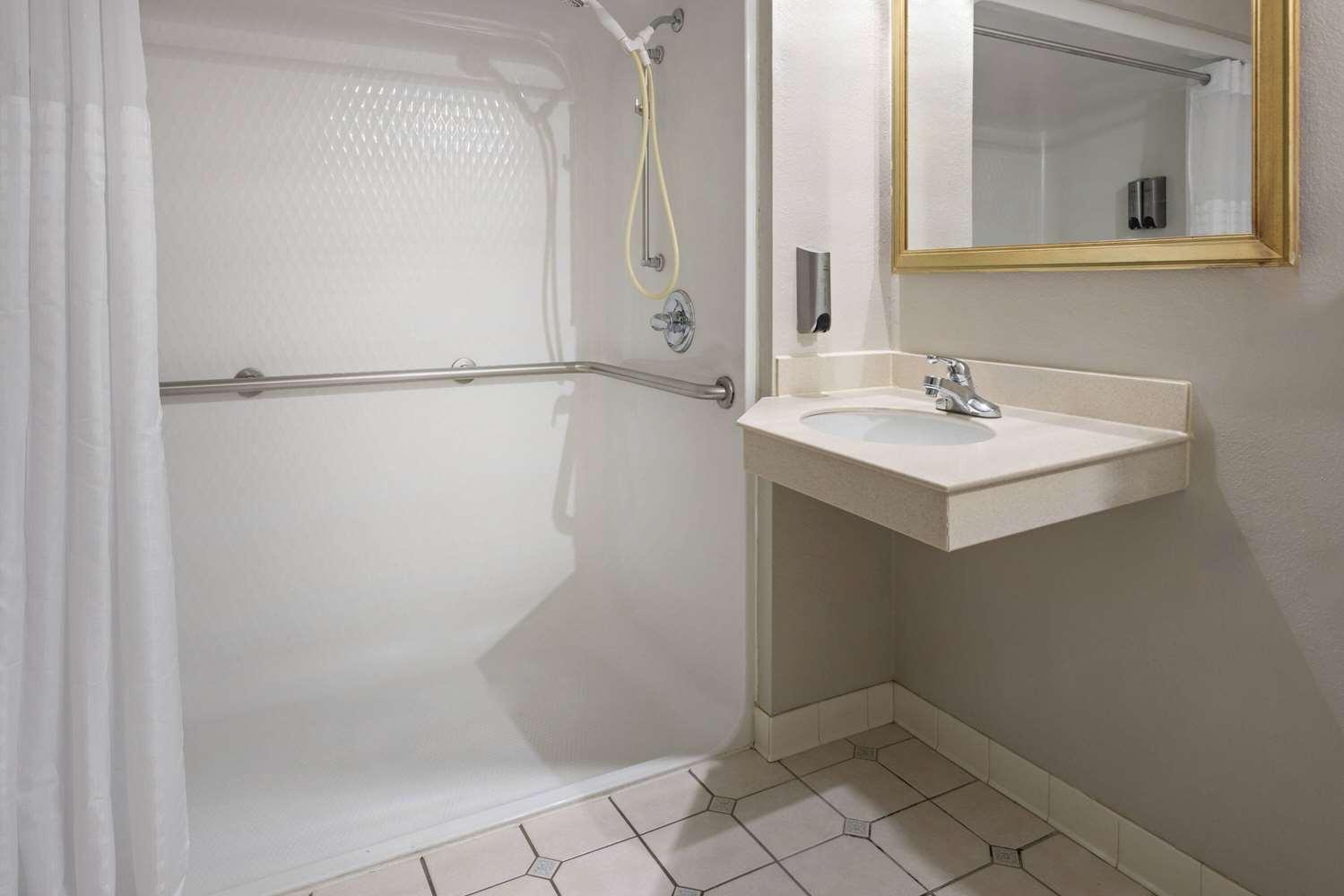 Days Inn & Suites by Wyndham Albany — 8