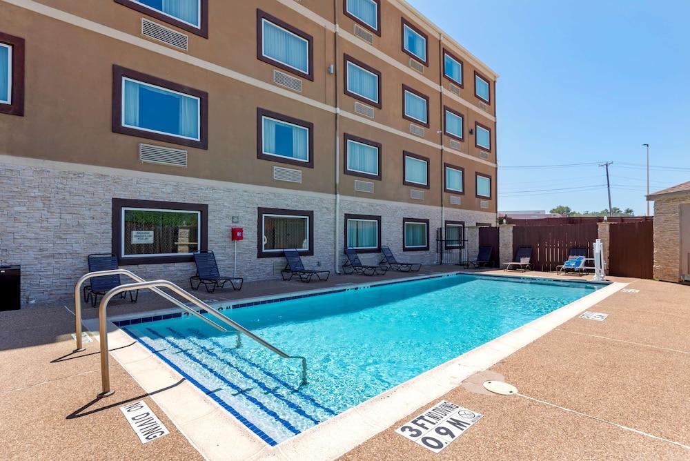 Best Western Plus Arlington North Hotel and Suites — 3