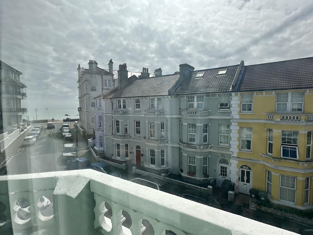 Albert & Victoria — 3
