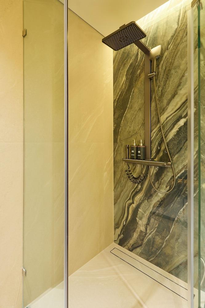 Kin Hotel Ly Tu Trong